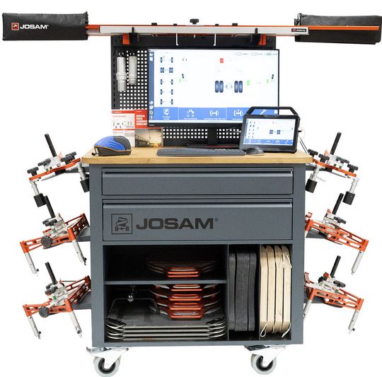 Die neuen Master- und Pro-Kits des Achmesssystems „Cam-Aligner“ von Josam verfügen jetzt über einen praktischen Schrank.(Bild:  Josam)