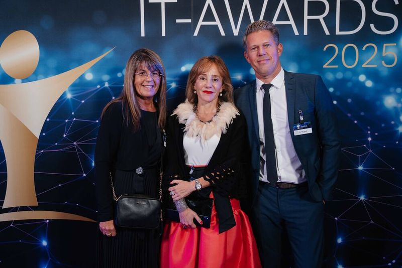 NetApp-Deutschland-Chefin Begoña Jara (Mitte) mit ihren Mitarbeitern Sabine Urban und Dennis Vogel. (Bild: Manuel Emme Fotografie)