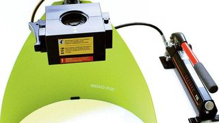 Bild 1: Für kleine Werkzeugschäfte ab 0,2 mm Durchmesser sowie für Losgrößen mit täglich unter 100 Spannvorgängen stellt Rego-Fix die manuelle Spanneinheit PGC 2510 zur Verfügung. Sie besteht aus dem Ständer, der hydraulischen Spanneinheit und einer zweistufigen Handpumpe. Bild: Rego-Fix (Archiv: Vogel Business Media)