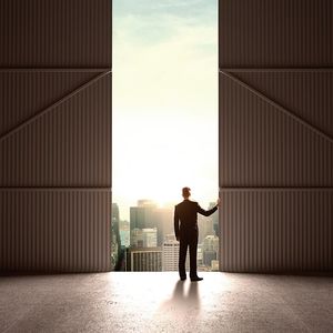 Durch Industrie 4.0 öffnet sich die Fabrikhalle anderen Unternehmensbereichen sowie der Außenwelt und wird dadurch angreifbar.