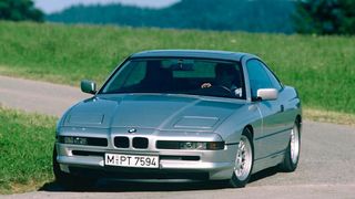 Sie verkörperte zu ihrer Zeit den deutschen Automobilolymp: die 8er-Serie von BMW, gerade als 12-Zylinder-Variante ein echtes Statement. In Relation heute günstig zu haben, können Preise für Ersatzteile bzw. BMW-Werkstattaufenthalte einen Schnäppchenkauf jedoch schnell als solchen widerlegen. Das Baujahr 1989 bis 1999 verrät: Erste Exemplare sind bereits H-kennzeichenfähig. (Bild: BMW AG)