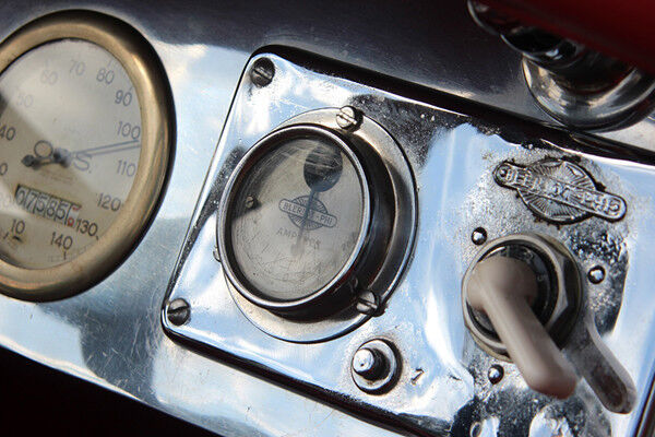 Und allein im vergangenen Jahr hat der Loryc 6.000 Kilometer auf die antike Uhr im polierten Cockpit bekommen. (Foto: Benjamin Bessinger/SP-X)