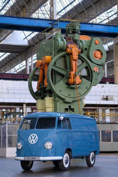 Ob sie einst auch Teile für ihn formte? Anlässlich seines 70. Geburtstags schaut der taubenblaue Transporter auch im Werk in Wolfsburg vorbei. (Detlev Wecke)