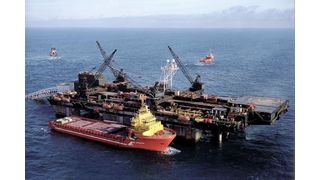 Mittels Versorgungsschiffen werden die Großrohre zum Verlegeschiff in der Ostsee transportiert, wo sie zu einem Rohrstrang verschweißt und in Wassertiefen von bis zu 220 Bar standhalten.  (Bild: additiv pr)