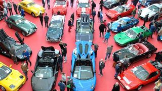 Seit 2001 gibt es die Retro Classics Stuttgart. Rund 90.000 Besucher zieht sie jedes Jahr an. (Bild: Dominsky/»kfz-betrieb«)