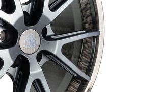 Leichtfüßiger in die Kurven: Das erste Pkw-Carbonrad für Endkunden hat Thyssenkrupp Carbon Components jetzt der Öffentlichkeit präsentiert. (Tkcc)