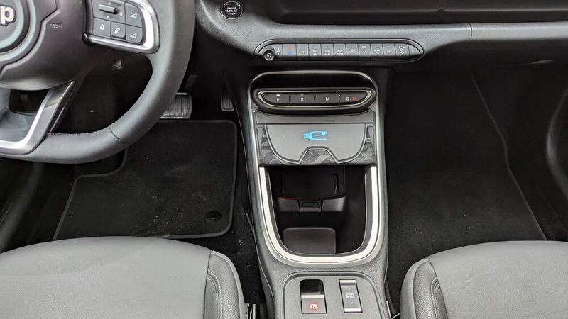 Ein echter Kritikpunkt ist die Positionierung der Automatikknöpfe in der Mittelkonsole. Denn wenn eine dort positionierte Klappe, die den Handy-Ladebereich abdeckt, geöffnet ist, werden die Schaltknöpfe blockiert.  (Bild: Rosenow - VCG)