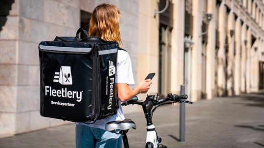 Die Same-Day-Delivery-Lieferplattform Fleetlery übernimmt alles, was in einen Lieferrucksack passt – mit mittlerweile über 4.000 Kurieren in über 50 deutschen Städten.(Bild:  Fleetlery/Moritz Staudte)