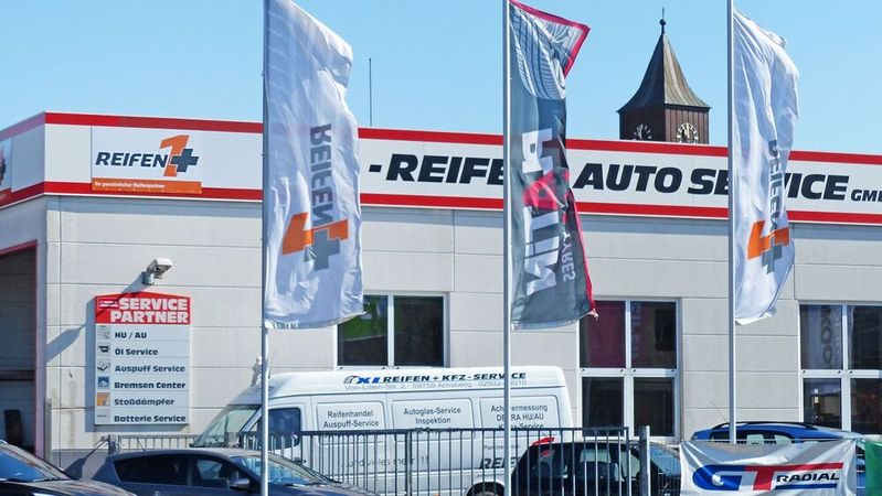 Der Betrieb von XL Reifen+Kfz-Service GmbH in Arnsberg ist bereits seit 2009 Systempartner der Pneuhage Gruppe und seit 2014 bei Reifen1+ dabei. (Bild:  Interpneu Reifen1+)