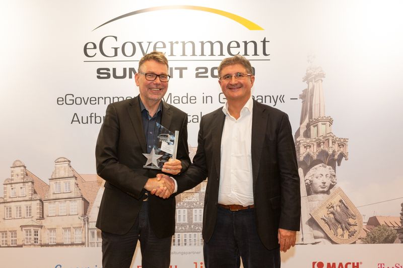 Dr. Hartmut Schubert (l.) erhielt in diesem Jahr den eGovernment Leadership Award für seine Leistungen bei der Einbindung der Thüringer Kommunen in den OZG-Prozess. Die Laudatio hielt sein Amtskollege aus Sachsen, Thoma sPopp (Gaby Ahnert – Eventfotograf)