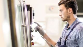 Gesetzliche Regelungen liefern zwar Normwerte, eine ideale feste Panelposition für jeden Benutzer kann es aber nicht geben. (©pressmaster - stock.adobe.com)