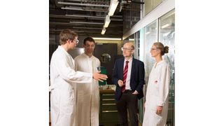 Jens Dreimann, Michael Jokiel, Prof. Dr. Kai Sundmacher und Stefanie Markstein (v.li.) besprechen am Versuchsreaktor die letzten Details vor dessen Überführung nach Dortmund. (Harald Krieg/Universität Magdeburg)