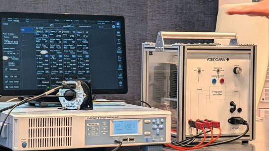 Bis 2.000 V DC, Wirkleistung bis 1 MHz und Abtastung mit 2,5 MS/s: der WT1500 von Yokogawa.(Bild:  ELEKTRONIKPRAXIS / Hendrik Härter)