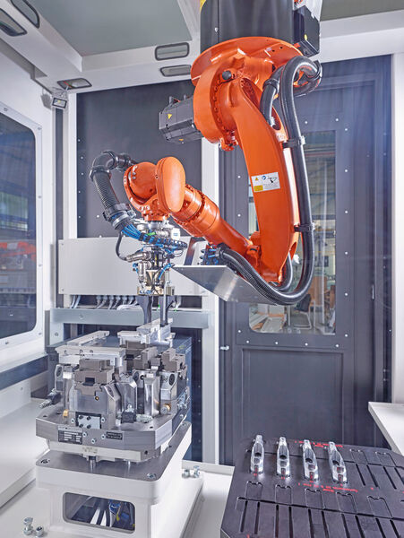 Durch die Roboterzelle steigt der Automatisierungsgrad der Bearbeitungszentren auf eine Höhe, die nicht nur eine mannlose Nachtschicht erlaubt, sondern zum Beispiel auch den durchlaufenden Betrieb über das Wochenende. (Schuler)