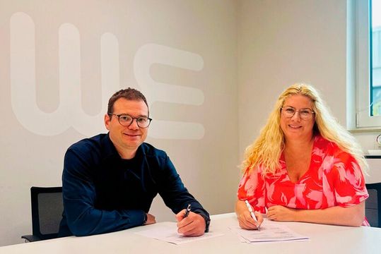 Wachstum mit Zukunftssicherung! Der Wemag-Geschäftsführer Christopher Schaus und die noch amtierende Geschäftsführerin von Werkzeug Weber, Vanessa Weber, unterschreiben die Übernahme durch Wemag. Lesen Sie hier, warum dieser Schritt getan wurde ...(Bild:  Wemag)
