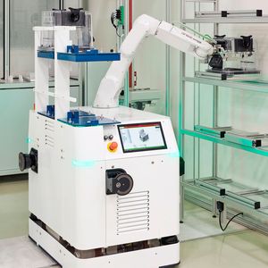 Der mobile Hero Fab 200 positioniert einen Waferbehälter millimetergenau in einem Reinraumregal – ein Beispiel für das zuverlässige Materialhandling in gewachsenen 200-mm-Fabriken.(Bild:  Fabmatics/Sven Claus)