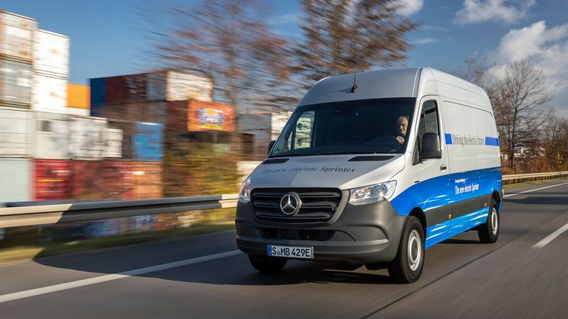 Mit 120 km/h ist der E-Sprinter von Mercedes vergleichsweise flott unterwegs. (Bild: Mercedes-Benz)