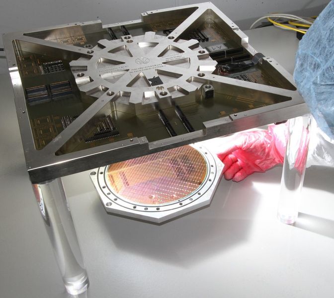 Silizium Wafer mit 200.000 elektronischen Neuronen beim Zusammenbau des neuromorphen Computers an der Universität Heidelberg.  (Bild: Universität Heidelberg)
