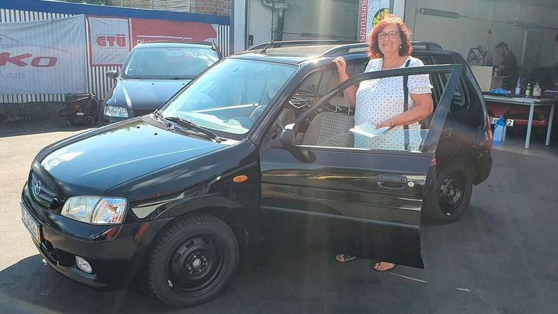 Die Flutkatastrophe hat schätzungsweise über 40.000 Fahrzeuge zerstört. Bettina (Nachname unbekannt) aus dem Ahrtal konnte sich nun über ein neues Fahrzeug freuen, das sie über die Hilfsaktion gespendet bekam.(Bild:  Kfz-Rockstars)