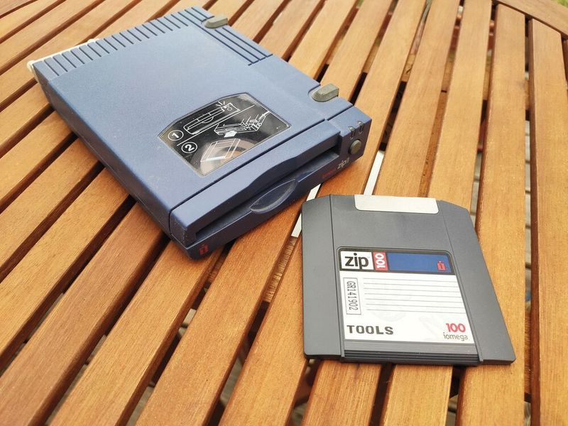 Datentransport vor dem USB-Stick: Ein Iomega Zip Drive von ca. 1997. Die Zip Disks fassen immerhin 100 MB. (Vogel IT-Medien)