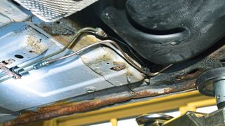 Bei 570 Fahrzeugen des PSA-Konzerns ist der Verlauf der hinteren Bremsleitungen möglicherweise nicht konform. Dies könnte zu einem Bruch der Leitungen führen. (Symbolbild) (Bild: Holz/»kfz-betrieb«)