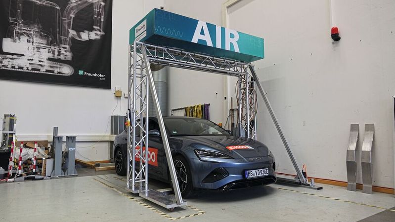 Im Portal der AIR-Anlage wird das Fahrzeug von oben nach unten in Abschnitten von 50 bis 60 Millimetern durchstrahlt.(Bild:  Rosenow – VCG)