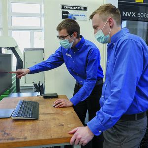 Linus Meier et Tobias Mathys discutant des résultats des tests.(Source :  Blaser swisslube AG)