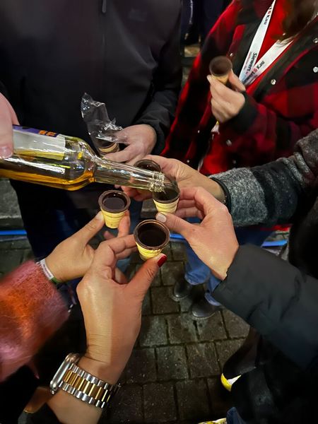 Lecker lecker lecker, der Honigwein geht immer und überall. (Bild: Vogel IT-Medien)