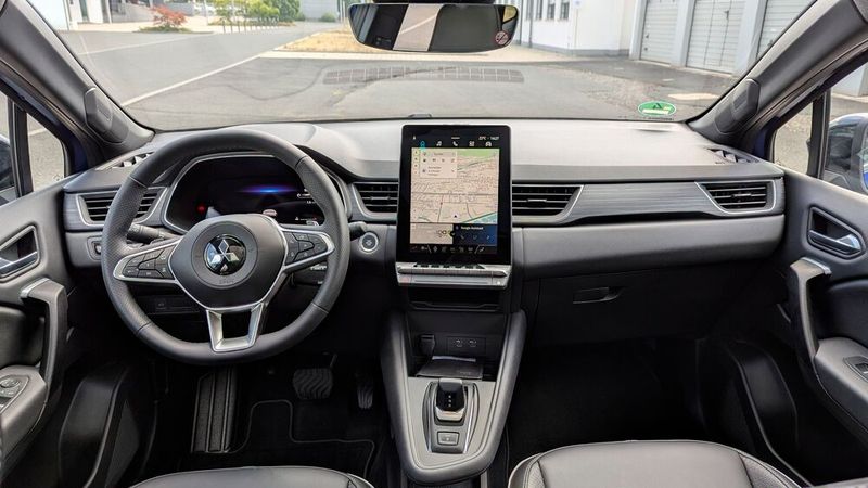 Das Display im Hochformat sieht vielleicht etwas aufdringlich aus, lässt sich aber gut ablesen und bietet der Navigationskarte viel Platz. (Bild: Rosenow – VCG)