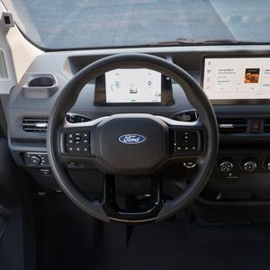 Das Cockpit des Transit Pro ist modern und funktional eingerichtet.(Bild:  Ford Pro)