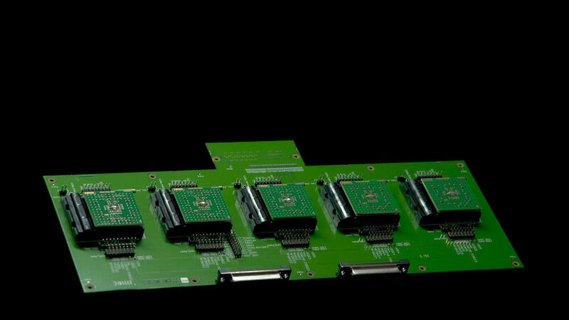 In Reih und Glied: Testboard mit mehreren AnIA-Chips zum Beschleunigen von Inferenzberechnungen auf Edge-Geräten. (Imec)