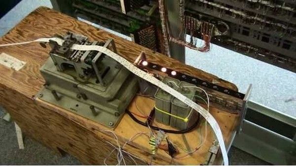 WITCH während der Restaurierungsarbeiten 2010: der Lochstreifenleser wird getestet (Bild: TNMOC)