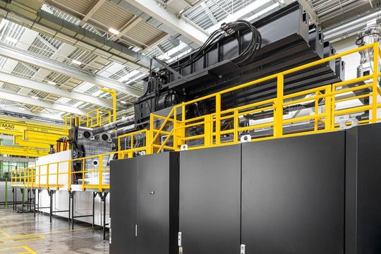 With the Duo 1200 US from Engel, which is considered the largest injection molding machine in the world, injection molded parts with a surface area of 2.5 square meters and a shot volume of 65,000 cubic centimeters can be produced efficiently and with integrated functions.(Image: Angels)