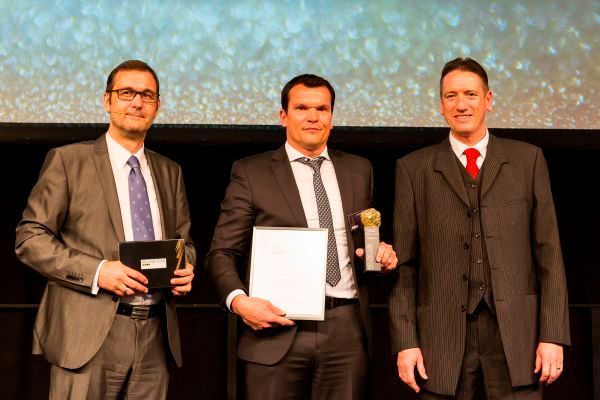 Würth Elektronik eiSos wurde für ihre Leistungen in der Kategorie Passive Bauelemente ausgezeichnet. Unternehmensvertreter auf der Bühne war Heiko Arnold, Vertriebsleiter Deutschland. (Fotograf/Copyright: Stefan Bausewein/Vogel Business Media)