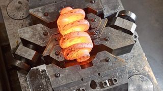 Mit dem Unrundwalzen könnten komplexe Schmiedebauteile, zum Beispiel Kurbelwellen, schneller und materialsparender hergestellt werden. (Ralf Büchler)