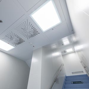 Tragrasterdecke mit einem Reinraumtreppenhaus(Glatt Ingenieurtechnik)