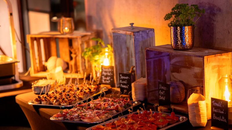 Zum Essen gab es unter anderem Fingerfood. (Bild: Autohaus von der Weppen)