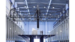 Bild 1: CFK eliminiert Maschinenschwingungen und verhindert Wärmeausdehnung aufgrund thermischer Einflüsse. Diese Werkstoffvorteile kommen bei der Pinole und dem Querträger 
einer Portalfräsmaschine zum Tragen.  (Bild: Xperion)