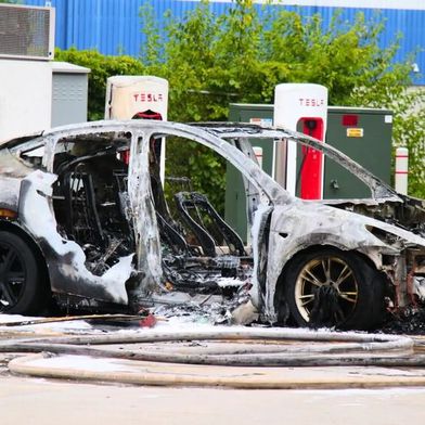 In den USA, in Deutschland und nun auch in Rom brennen immer wieder die Elektrofahrzeuge von Tesla (Symbolbild). Heute Nacht erwischte es gleich 17 Fahrzeuge bei einem römischen Händler. Für Elon Musk ist es eindeutig Terrorismus ... (Bild: Sputtermelk)