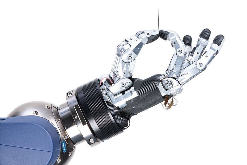2013: In der Servicerobotik eröffnet die für kollaborative Anwendungen zertifizierte 5-Finger-Greifhand Schunk SVH neue Möglichkeiten beim Greifen und Manipulieren. Zudem erlaubt sie eine Mensch-Roboter-Kommunikation über Gesten.  (Schunk)