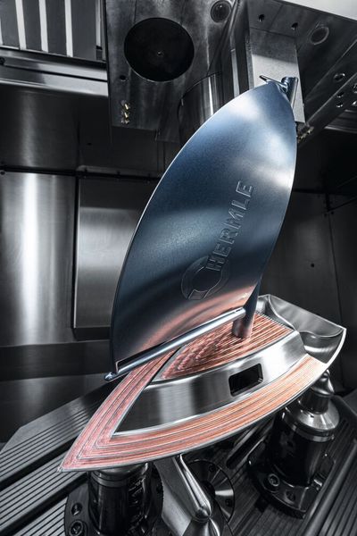 Segelboot – welches mit der Hermle MPA-Technologie generativ gefertigt und anschliessend mit einer hochkomplexen 5-Achs- Fräsbearbeitung überarbeitet wurde. (Hermle)