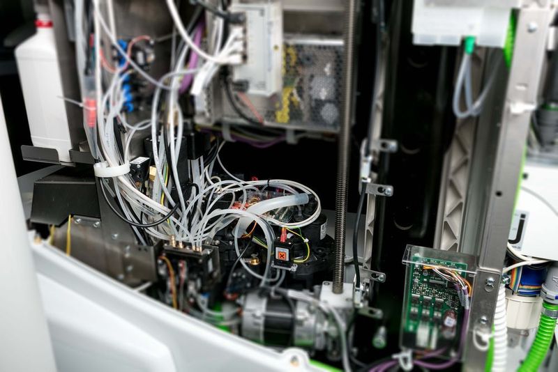 Der Luftblock ist eine Druckversorgungskomponente für den Einsatz in dentalen Behandlungseinheiten. Er beinhaltet verschiedene Druckregler und besitzt eine integrierte Filter- und Kondensatabscheidefunktion. (Bürkert)