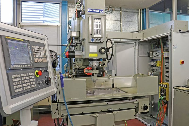 Bereits über 35 Jahre alt ist diese Hauser-Koordinatenschleifmaschine S3, die IHR 2016 im Auftrag von Diametal komplett modernisierte. (Fanuc)