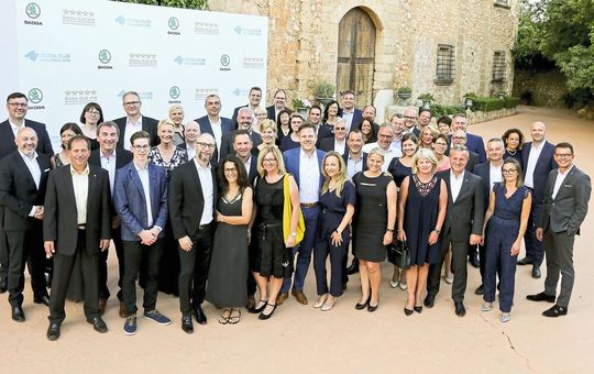 Vertreter der 27 Skoda-Partner beim Gruppenfoto nach der Prämierung. Bestens gelaunt auch Vertriebschef Stefan Quary (re.)(Bild:  Skoda)