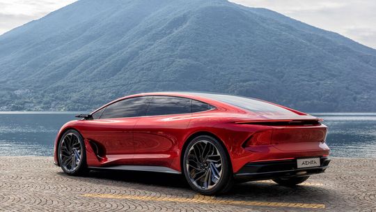 Mit langem Radstand und extrem kurzen Überhängen sieht das Modell tatsächlich anders aus als andere Limousinen.(Bild:  Aehra)