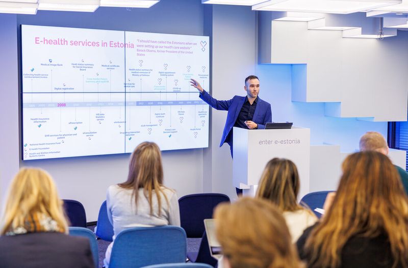 Roman Kostrõkin, Head of the Health Information System Services Division bei The Health and Welfare Information Systems Centre (TEHIK), stellte das estnische National Health Information System (ENHIS) vor. Die zentrale Plattform ist sowohl für Ärztinnen und Ärzte als auch für Bürgerinnen und Bürger zugänglich, stellt notwendige Gesundheitsdaten bereit und zeigt, wer die Daten eingesehen hat. (Bild: © Raul Mee)