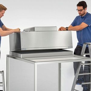 Un module filtre/ventilateur (FFU) est déterminant pour obtenir de l'air à faible émission de particules dans la salle blanche. On l'insère simplement par le haut dans la barrette de plafond solide.(Source :  item)