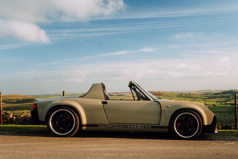 Die ursprüngliche Optik des Targa-Flitzers bleibt trotz tiefgreifender Umbau- und Restaurierungsmaßnahmen weitgehend erhalten. (Bild: Fifteen Eleven Design)