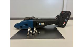 Das ist etwa eine Akku-Schlitzschere von Trumpf. Genauer gesagt, eine aus der Trutool-C-Baureihe. Die Elektrogeräte aus Ditzingen punkten generell mit geringem Gewicht aber hoher Leistung. Hier mit sogenanntem Rollspan dargestellt: Das Blech verwindet sich beim Schneiden deshalb nicht an einer Seite. (Bild: Trumpf)