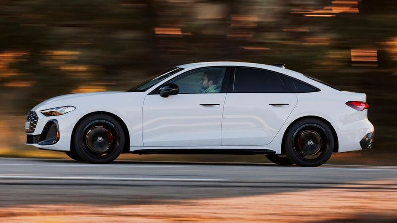 Die Limousine ist ebenfalls auf 4,83 Meter in der Länge gewachsen. (Bild: Audi)